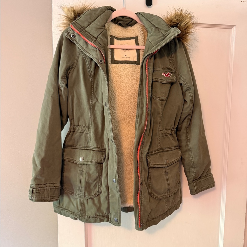 Hollister sage green sherpa-lined parka with cream lining